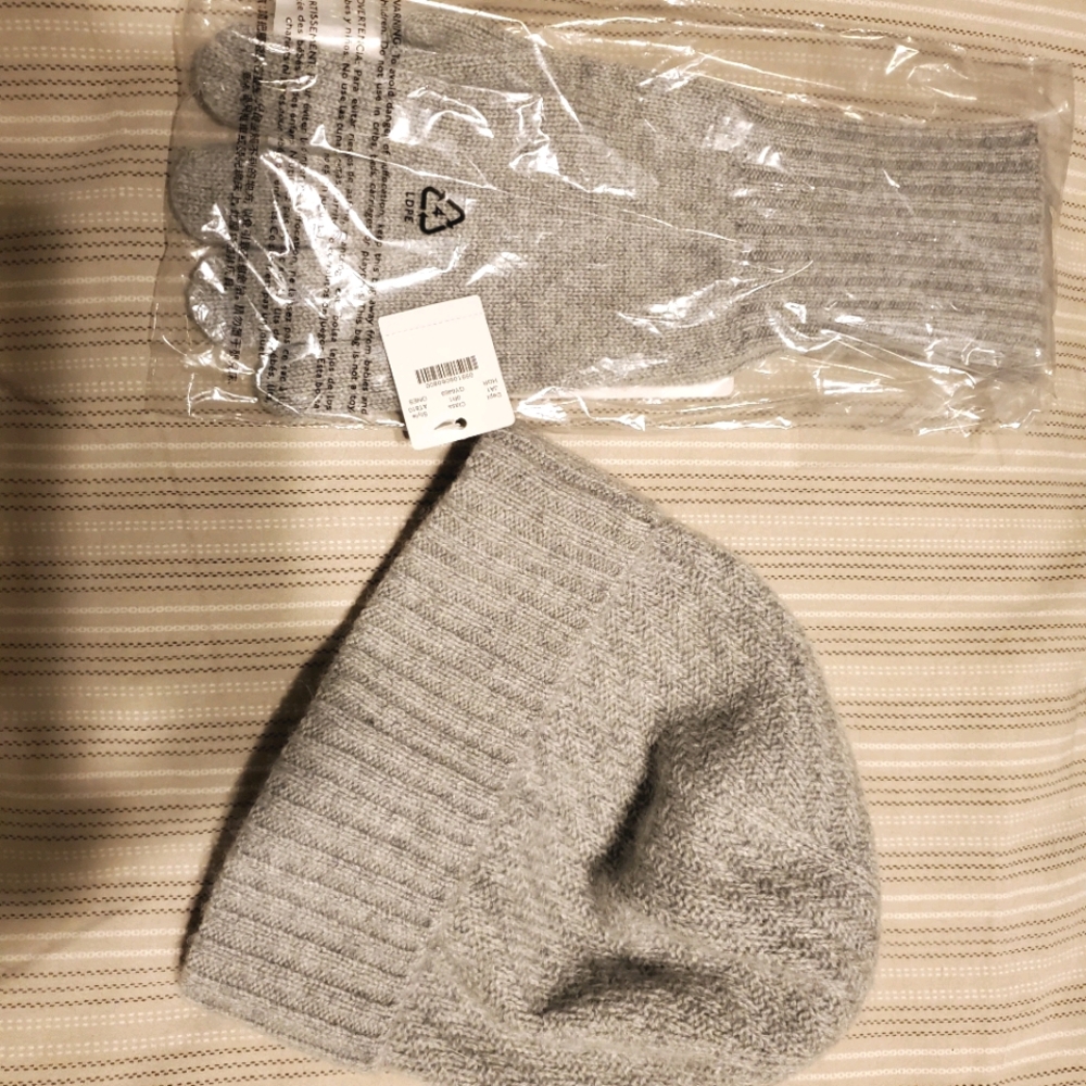Hat and gloves